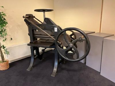 Immagine panoramica di Mahez Antique cast iron guillotine shear