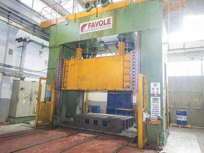 Immagine panoramica di 2002 Favole DM 1000/250T HYDRAULIC PRESSA