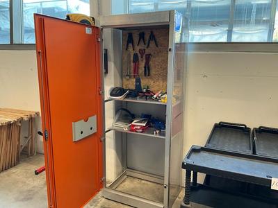 Übersichtsbild von verschiedene Werkzeuge und Installationsmaterialien