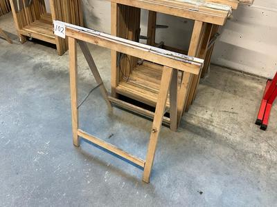 Übersichtsbild von Materialständer aus Holz (10x)