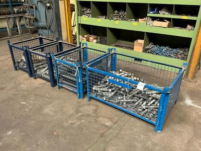 Immagine panoramica di Voorraad draadstangen en moeren