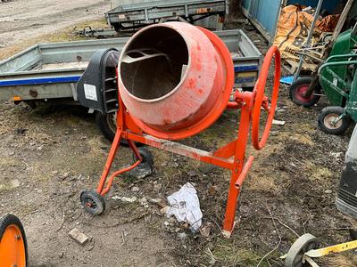 Overview picture of altrad concrete mixer
