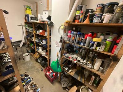 Overzichtsfoto van Complete kamer met bouwmaterialen/reserveonderdelen