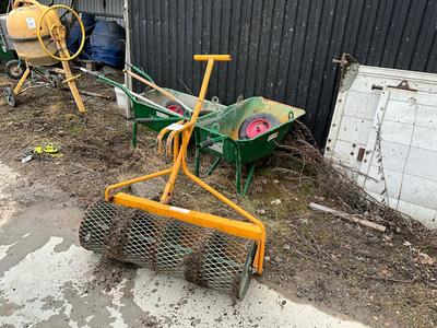 Overview picture of wheel barrows and soil roller (3x)