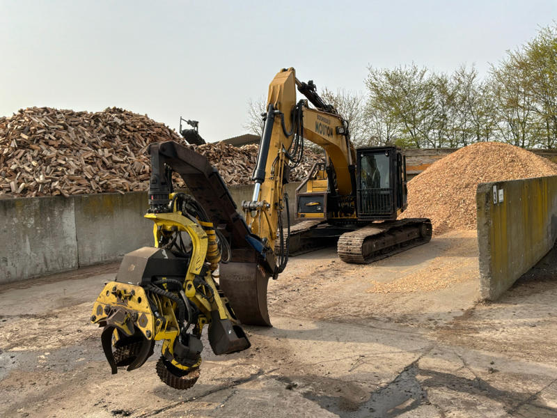 2015 Caterpillar 320ELLR +2014 John Deere H480C Boomhead