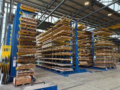 Immagine panoramica di Läderach cantilever racking system