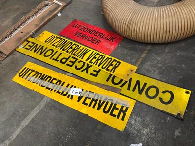 Immagine panoramica di segni (4x)