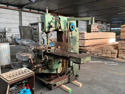 Overview picture of TOS FGS 32 conventional milling machine.