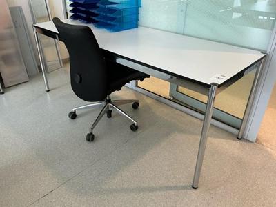 Overview picture of USM Haller Desk setup