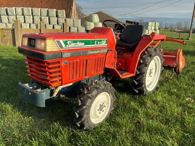 Overzichtsfoto van Kubota L1-18 vierwielaangedreven minitractor met grondfrees