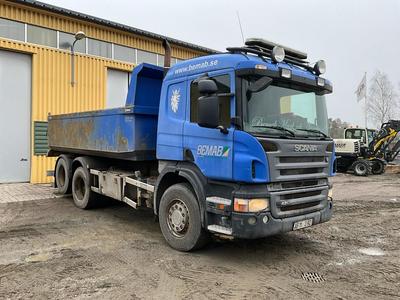 Overzichtsfoto van E | Combinatie 2006 Scania P420 kipwagen met hulpstukken (12, 25)