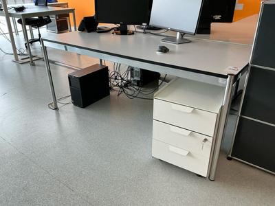 Overview picture of USM Haller Desk setup