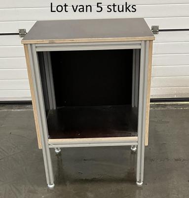 Overzichtsfoto van Lot van 5 werktafels