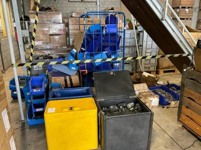 Immagine panoramica di rolcontainer, grijpvoorraadbakken en onderdelen