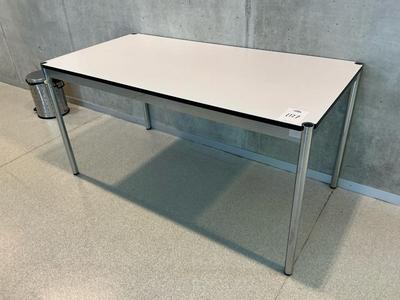 Overview picture of USM Haller Desk setup