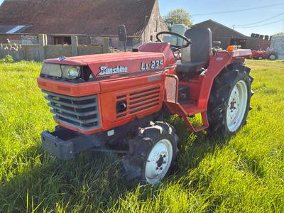 Overview picture of Kubota Sunshine L1-235 four-wheel drive mini tractor