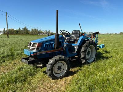 Overzichtsfoto van Iseki Landhope 240 vierwielaangedreven minitractor met wentelploeg