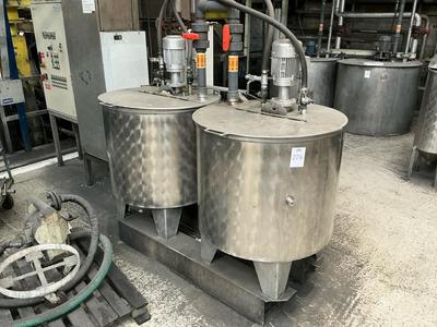 Photo d'aperçu de Stainless steel mixing tank (2x)