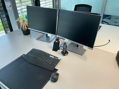 Immagine panoramica di IT setup (2x)