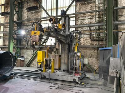 Imagen general de 2001 Manipulador de soldadura ESAB totalmente automático con fuente de potencia de soldadura integrada.