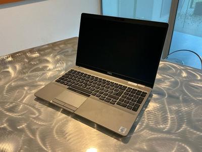 Immagine panoramica di Dell Precision 3551 Laptop