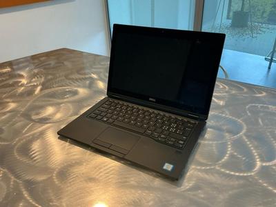 Immagine panoramica di 2017 Dell Latitude 5289 Laptop