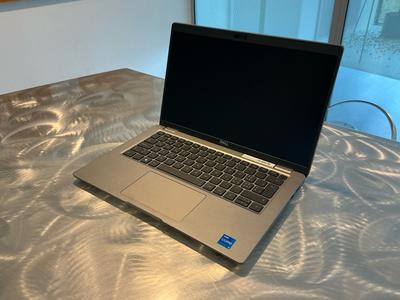 Immagine panoramica di 2023 Dell Latitude 5440 Laptop
