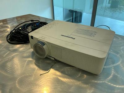 Immagine panoramica di Panasonic VW 330 WXGA Beamer