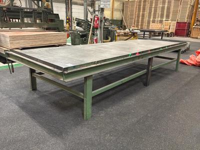 Overview picture of heavy plate steel welding table