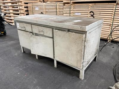 Overview picture of sheet steel workshop cabinet