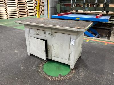 Overview picture of sheet steel workshop cabinet