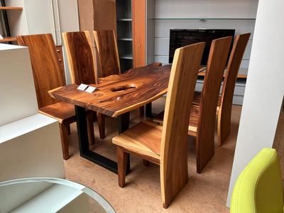 Overzichtsfoto van eetkamertafel met 6 houten stoelen