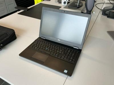 Immagine panoramica di 2018 Dell Latitude 5590 Laptop