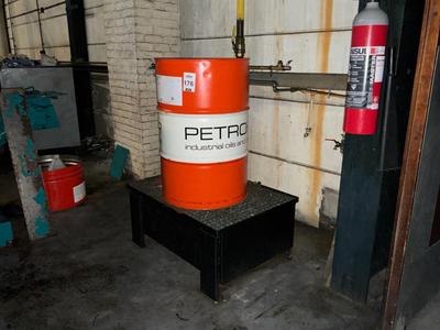 Overview picture of drip tray with container of cutting-grinding fluid