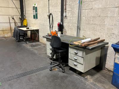 Overview picture of desk (2x)