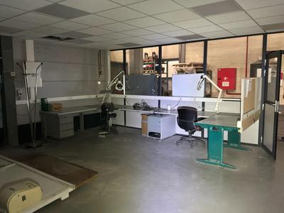 Overview picture of various desk tables
