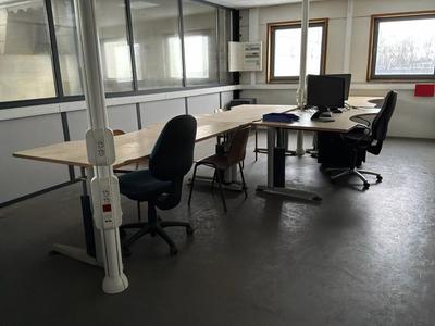 Overview picture of desk tables (4x)