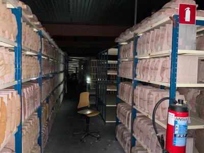 Overview picture of contents shelves