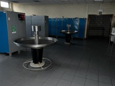 Overview picture of stainless steel wash fountain (2x)