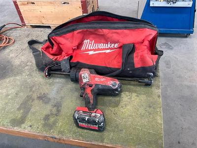 Overzichtsfoto van Milwaukee C18 PCG Cordless glue gun