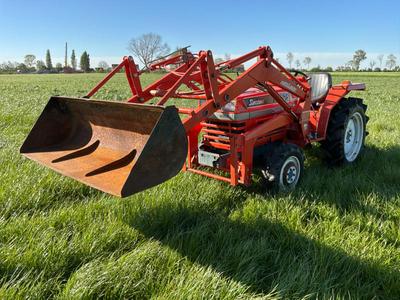 Overview picture of Kubota Sunshine L1-225 four-wheel drive mini tractor with front loader