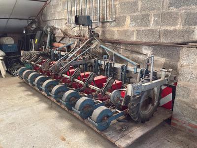 Overview picture of Stanhay Chicory seeder