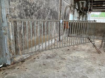 Overview picture of Galvanized gate (2x)