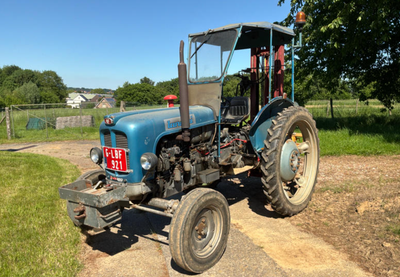 Översiktsbild av Landini oldtimer tractor and lift mast
