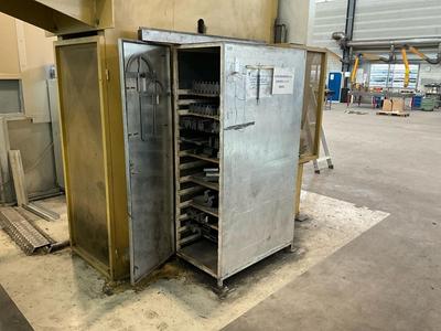 Immagine panoramica di Cabinet with various press brake punches & dies