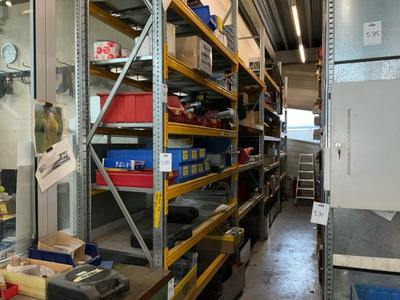 Immagine panoramica di various tools, protection equipment, instalation materials