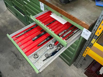 Immagine panoramica di drills and equipment