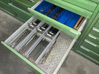 Immagine panoramica di drills and equipment