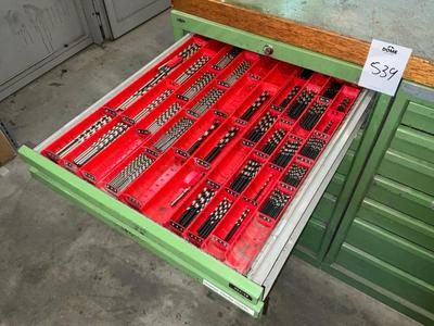 Immagine panoramica di drills, thread cutters and equipment