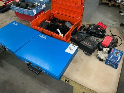 Immagine panoramica di various batteries and chargers